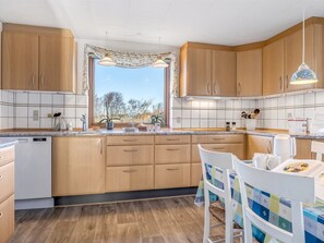Fridge, microwave, dishwasher, cookware/dishes/utensils