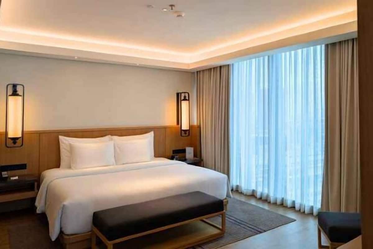 Free minibar, in-room safe, blackout curtains, soundproofing