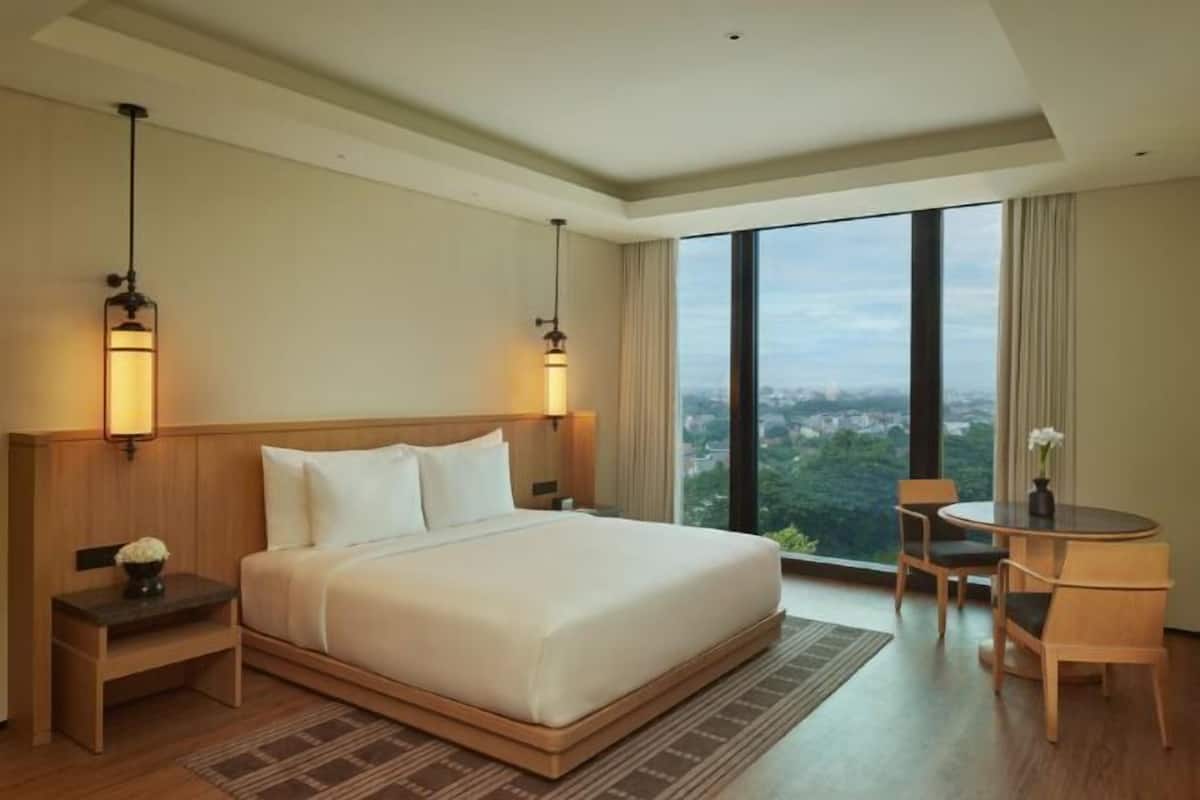 Minibar con artículos gratuitos y caja de seguridad en la habitación