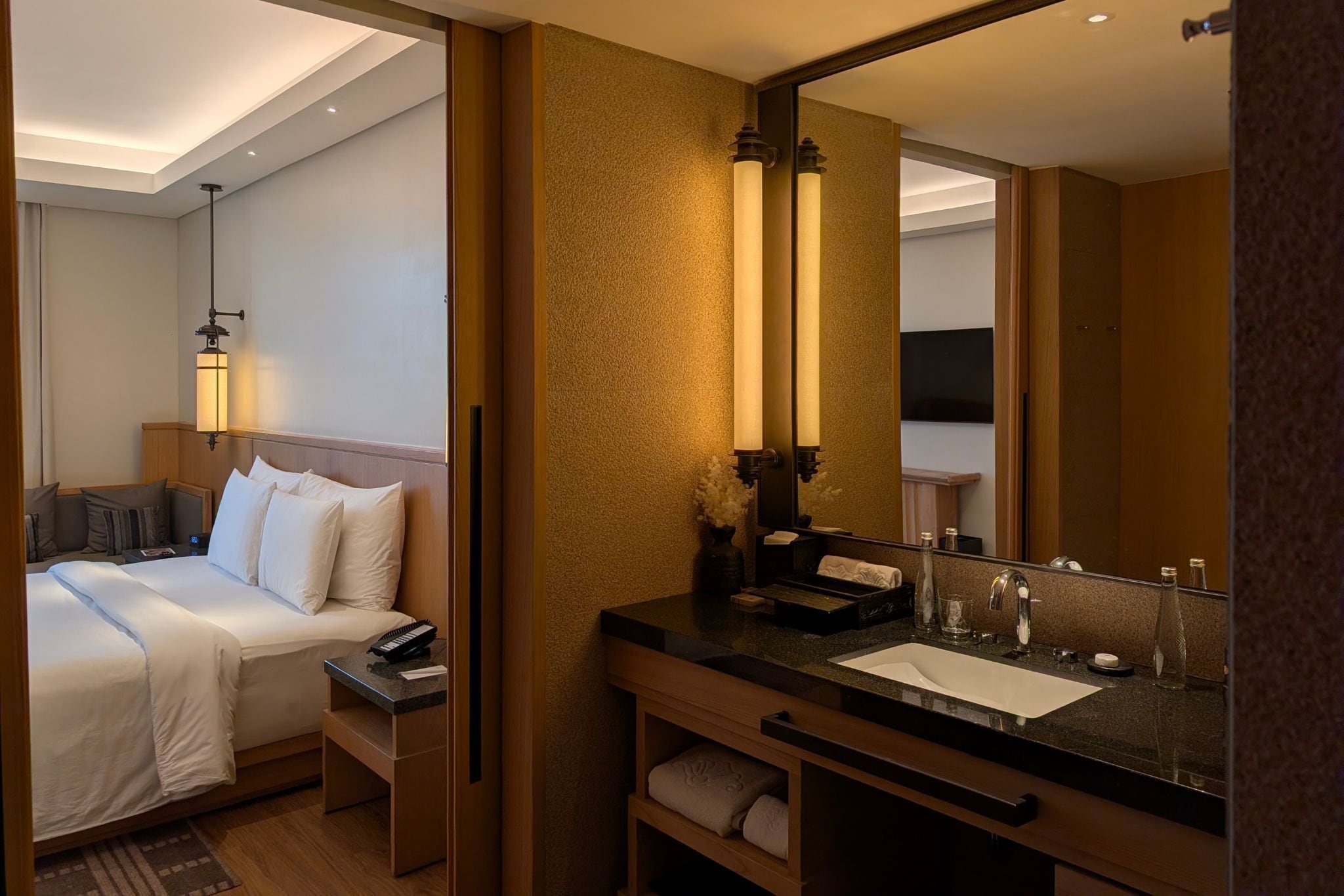 ห้องพรีเมียร์ (Premier Corner King) | ห้องน้ำ | ของใช้ในห้องน้ำฟรี, ไดร์เป่าผม, เสื้อคลุมอาบน้ำ, รองเท้าสวมภายในห้อง