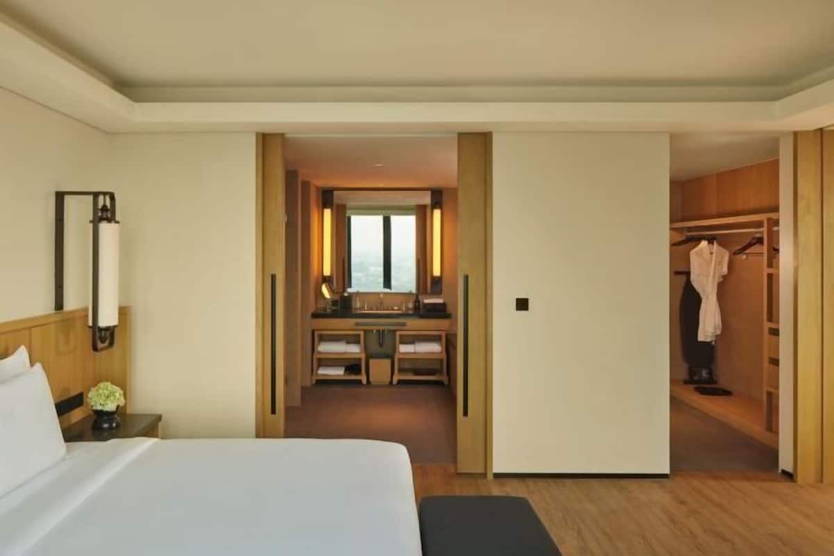 Minibar con artículos gratuitos y caja de seguridad en la habitación