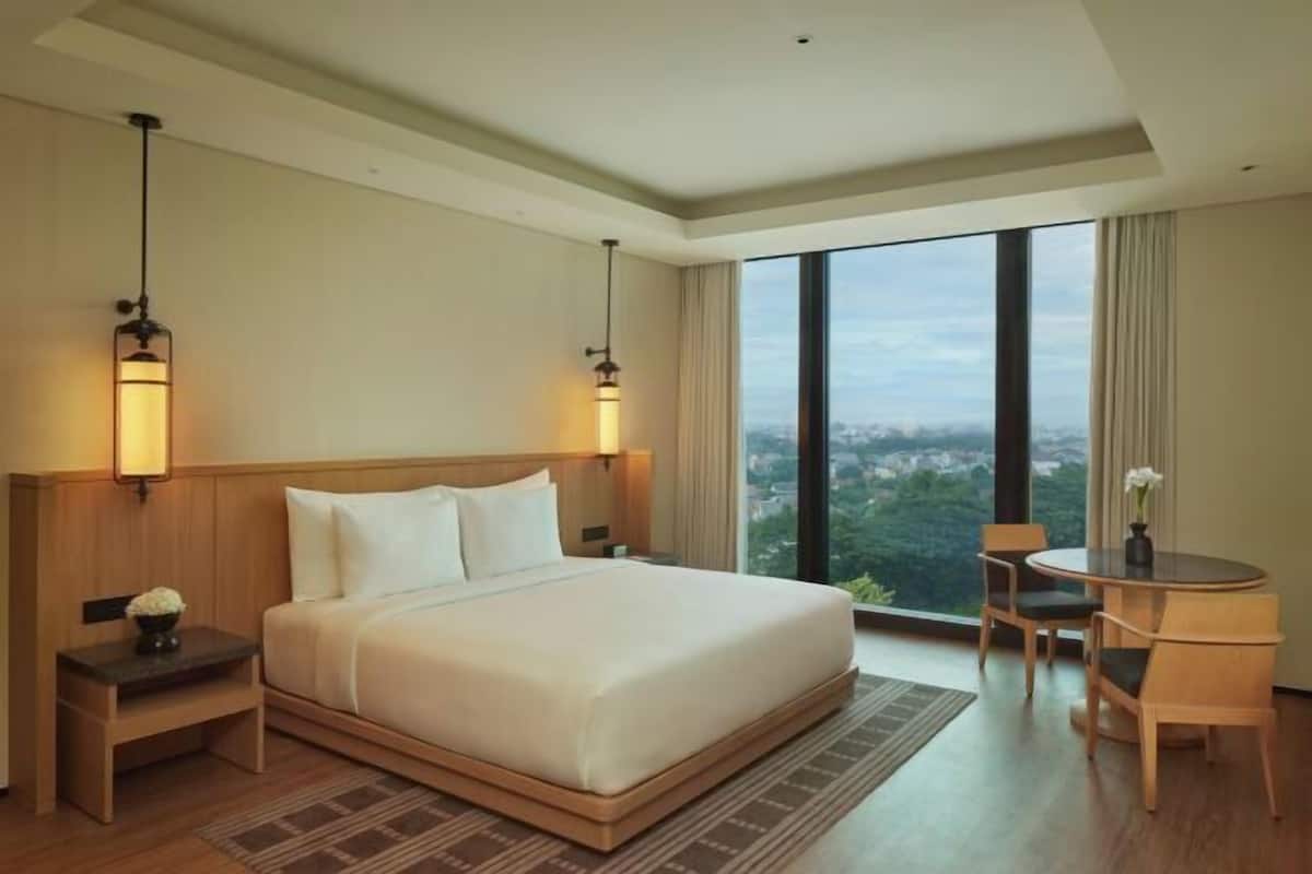 Free minibar, in-room safe, blackout curtains, soundproofing