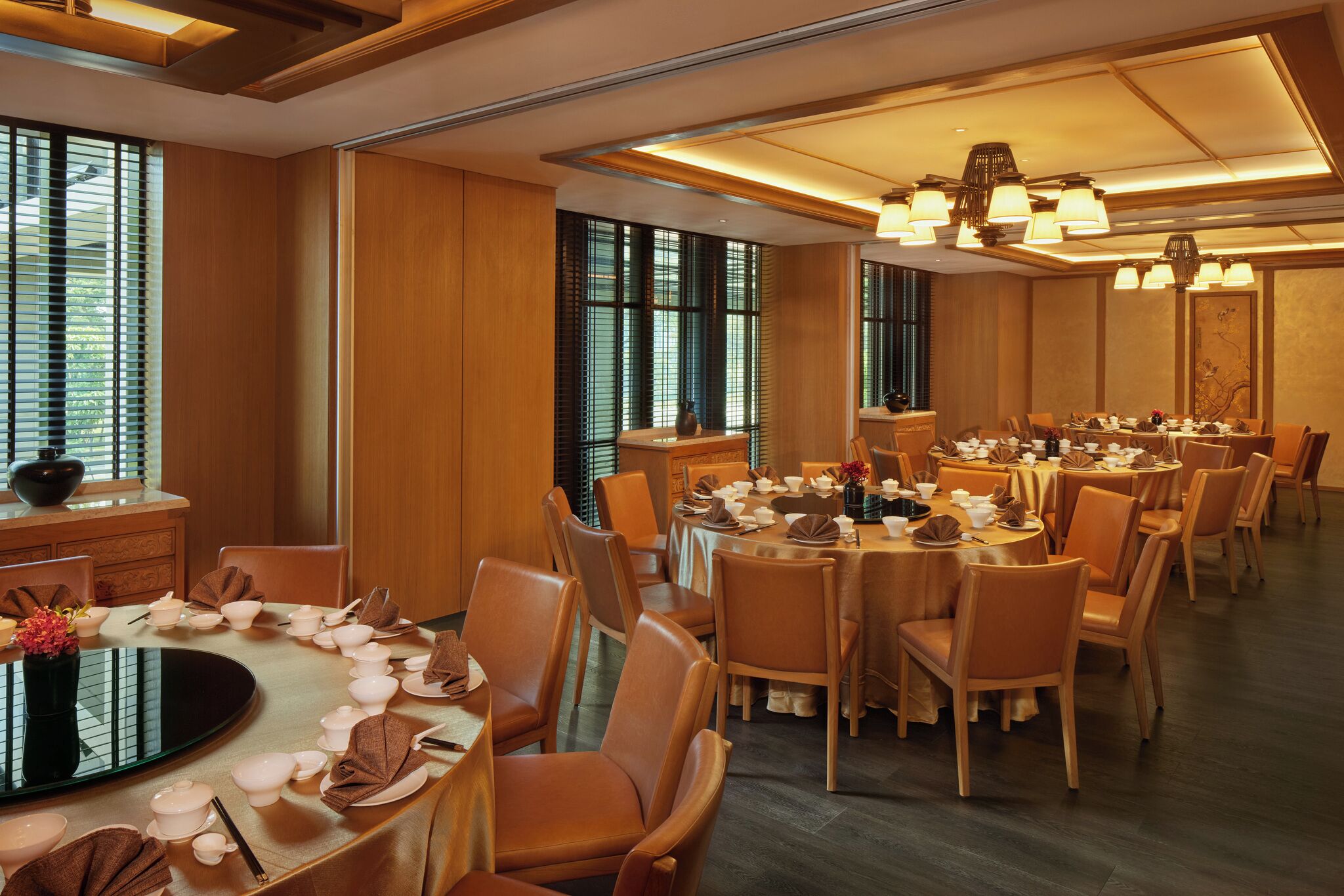 4 restaurants; breakfast, lunch, dinner, and brunch served