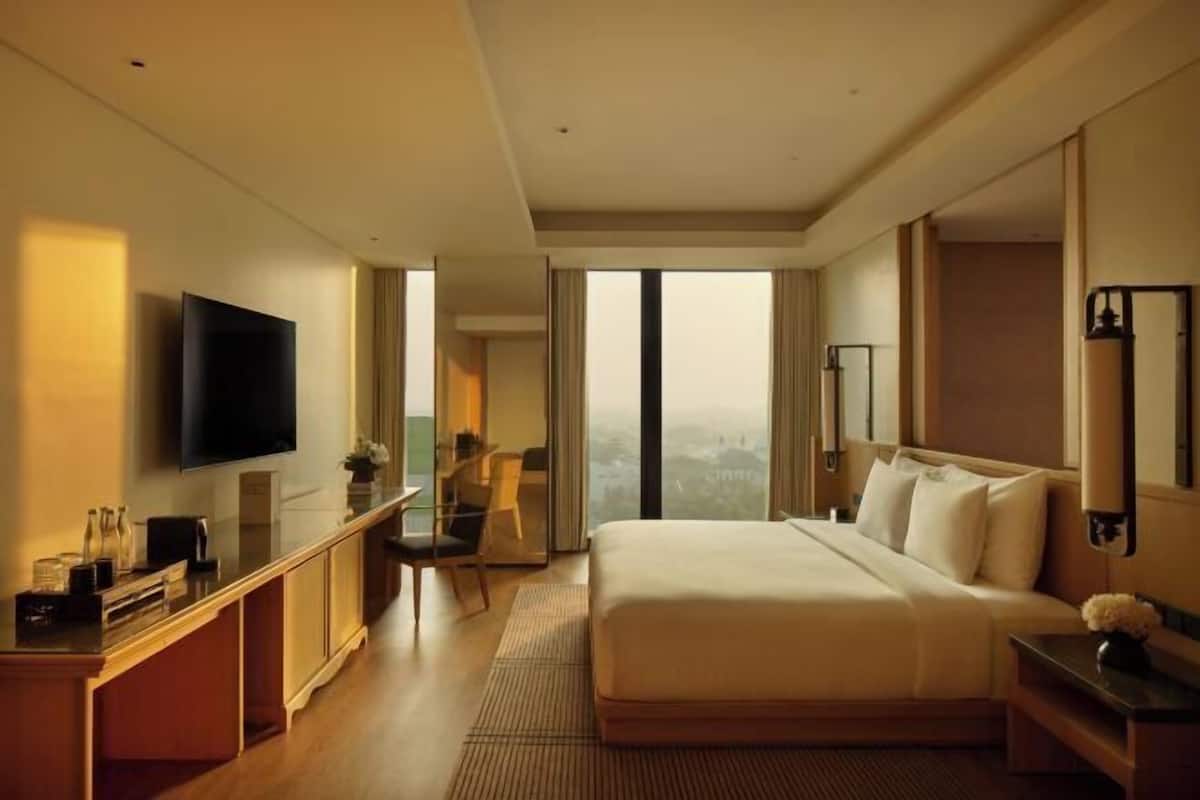 Free minibar, in-room safe, blackout curtains, soundproofing