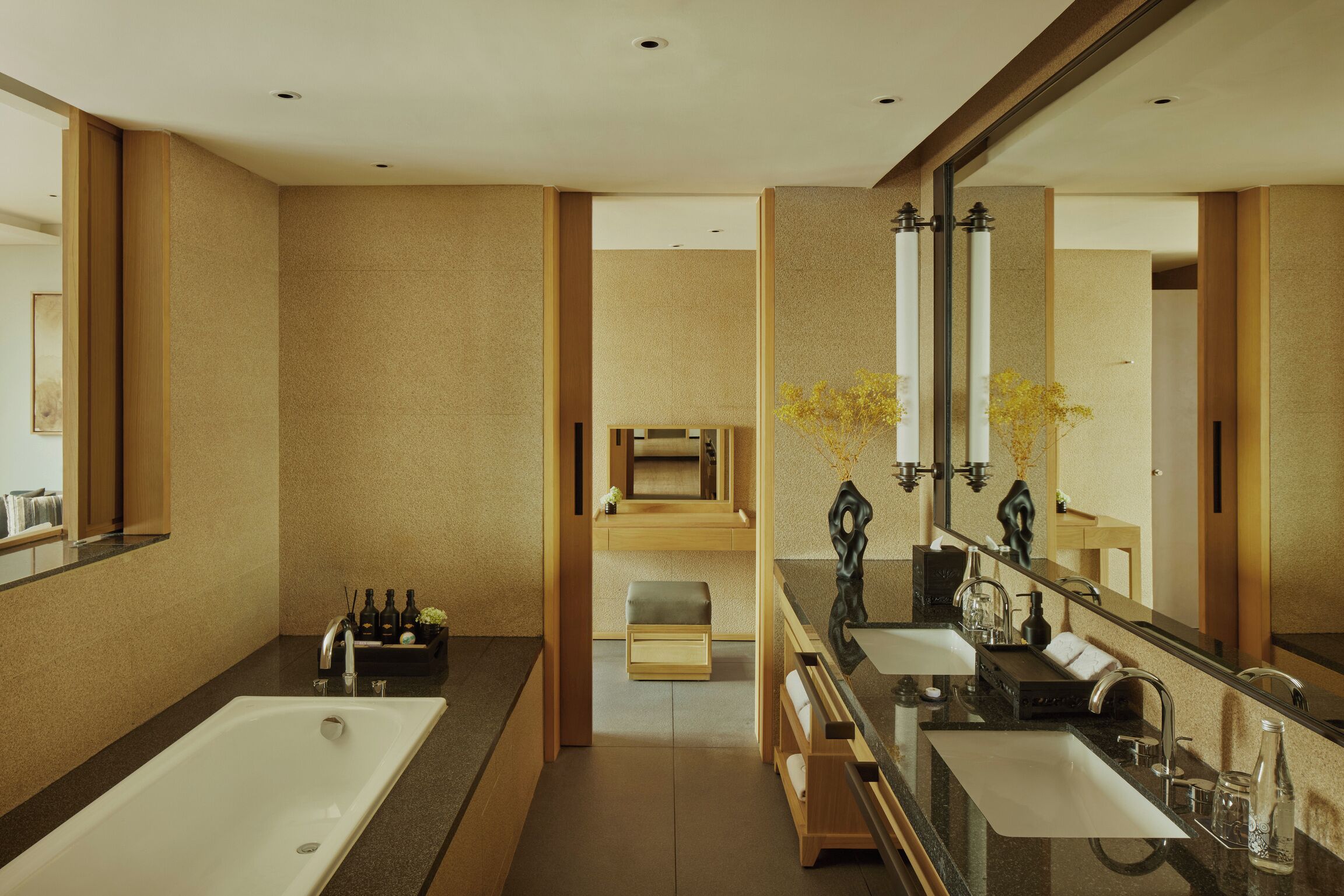 Suite estudio Royal (Kusuma Suite) | Baño | Amenidades de baño gratuitas, secadora de cabello, batas, pantuflas 