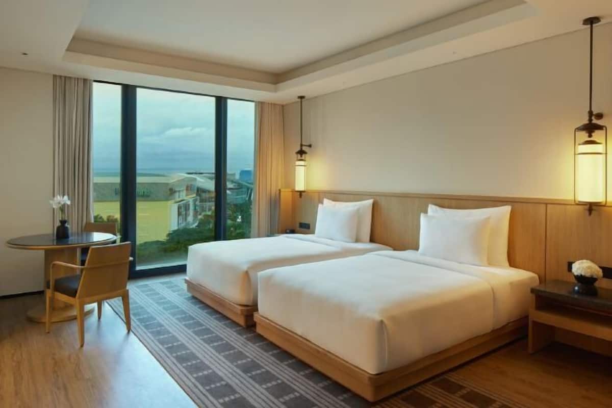 Free minibar, in-room safe, blackout curtains, soundproofing