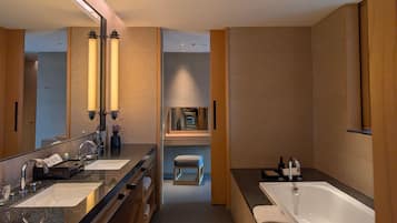Kusuma Suite | Bathroom | Free toiletries, hair dryer, bathrobes, slippers