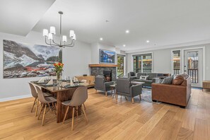 Smart-TV, Kamin, Arbeitsbereiche