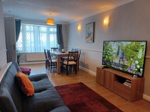 Hus – comfort | Oppholdsområde | En 55-tommers smart-TV med digitale kanaler