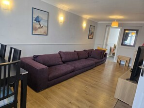 Casa Confort | Área de sala de estar | Smart TV de 55 pulgadas con canales digitales 