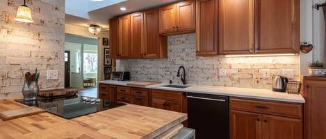 ثلاجة، ميكروويف، فرن، موقد طهي مسطح