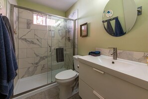 Ducha, secador de pelo, toallas, jabón