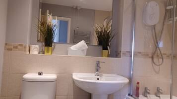 City Apartment | Bathroom | Free toiletries, hair dryer, towels, soap