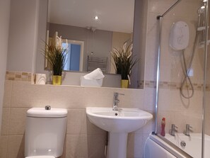 City appartement | Badkamer | Gratis toiletartikelen, een haardroger, handdoeken, zeep
