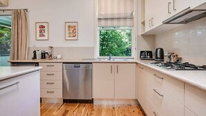 Kaffetrakter/tekoker, kjøleskap, mikrobølgeovn og ovn