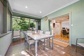 Outdoor dining - Hideaway on March - Close to CBD & Duntryleague (Orange)