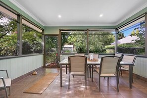 Dining - Hideaway on March - Close to CBD & Duntryleague (Orange)