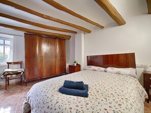 3 habitaciones, tabla de planchar con plancha y ropa de cama 