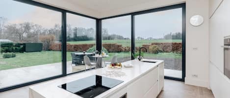 House | 5 bedrooms, desk