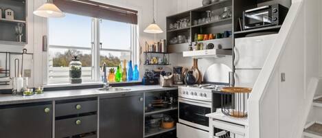 Køleskab, ovn, opvaskemaskine, køkkentøj/tallerkener/redskaber