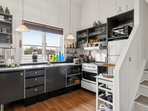 冷蔵庫、オーブン、食器洗い機、調理器具と食器