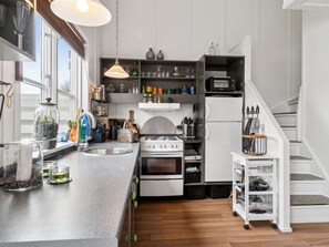 Kühlschrank, Ofen, Geschirrspüler, Kochgeschirr/Geschirr/Besteck