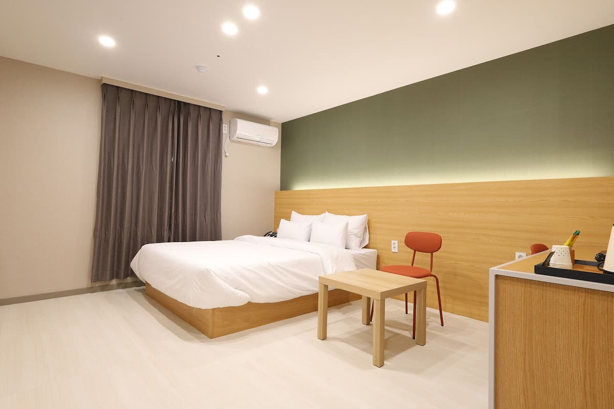 1 habitación, ropa de cama hipoalergénica y escritorio
