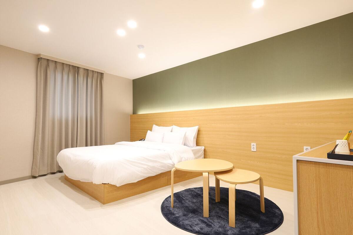 1 habitación, ropa de cama hipoalergénica y escritorio