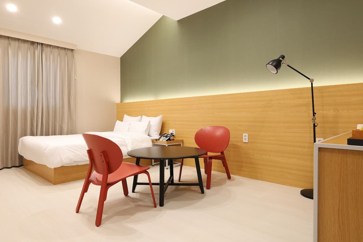 1 habitación, ropa de cama hipoalergénica y escritorio