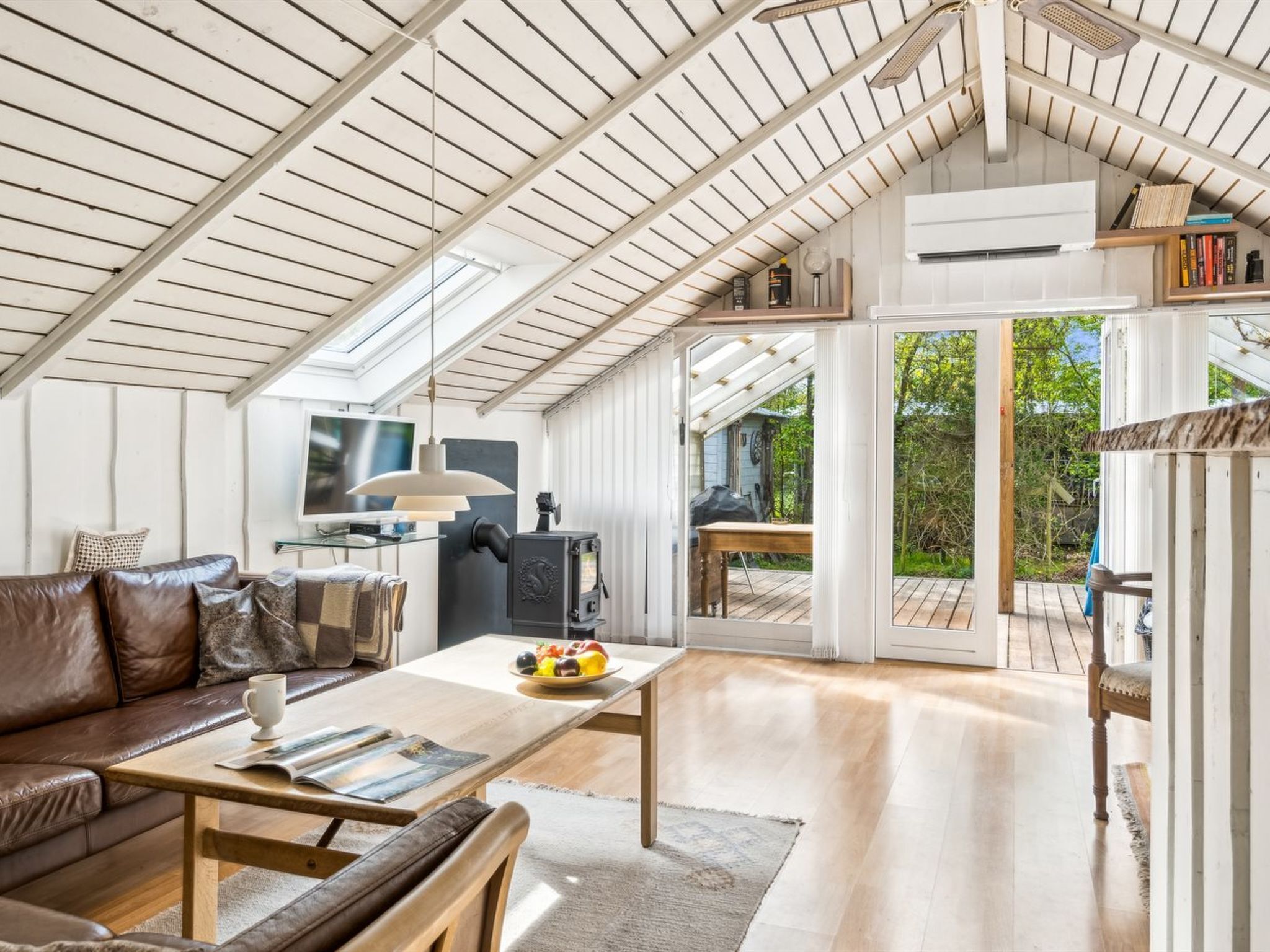 Televisión y chimenea 