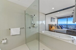Douche, sèche-cheveux, serviettes fournies