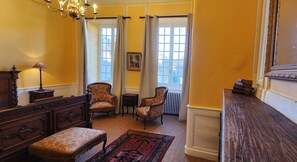 Rom – deluxe, 1 queensize-seng, fjellutsikt | Memory foam-senger, individuelt dekorert og individuelt innredet