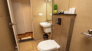 Un baño pequeño con inodoro, lavabo y espejo.