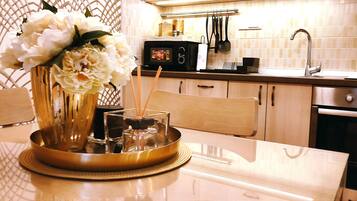 Kühlschrank, Mikrowelle, Ofen, Herdplatte