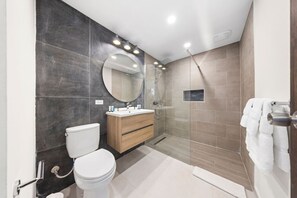 Secador de pelo y toallas