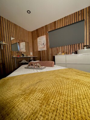Couples treatment room(s), sauna, hot tub, steam room, body treatments