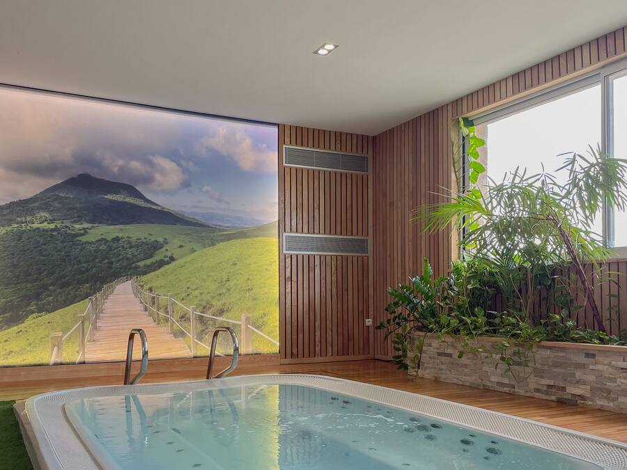 Salas de tratamiento para parejas, un sauna, una bañera de hidromasaje