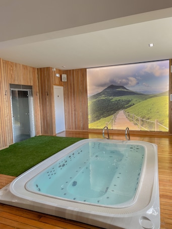 Couples treatment rooms, sauna, hot tub, steam room, body treatments