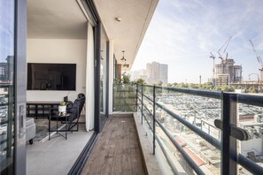Balcony - HaCarmel Market Vibrat Apt by Sea N Rent (Tel Aviv)