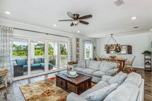 Smart TV - New Listing! |EV Charging Outlet |Private Beach Club |Bikes |Two pools |Free Rounds of Golf |Tennis (Pensacola)