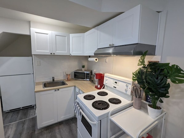 Refrigerador, microondas, cafetera y tetera y utensilios de cocina