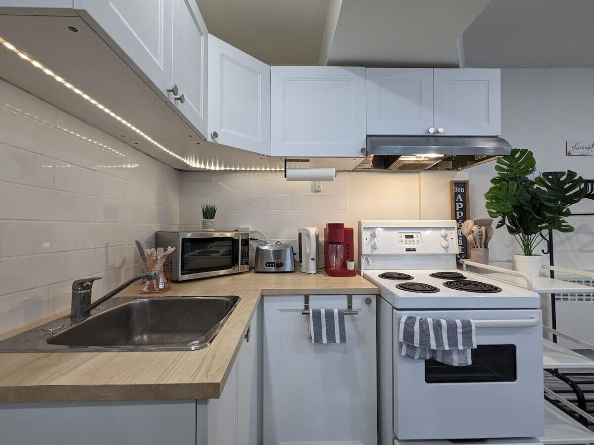 Refrigerador, microondas, cafetera y tetera y utensilios de cocina 