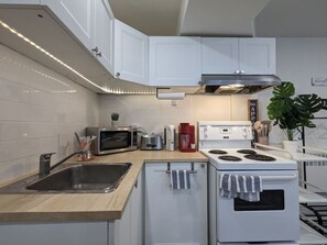 Réfrigérateur, micro-ondes, cafetière/bouilloire