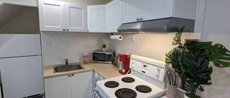 ثلاجة، ميكروويف، ماكينة لصنع القهوة/الشاي، مستلزمات طهي/أطباق/أوعية