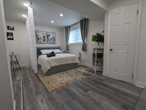 1 habitación, tabla de planchar con plancha, wifi gratis y ropa de cama