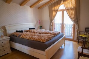 3 chambres, bureau, fer et planche à repasser, lit de bébé portatif