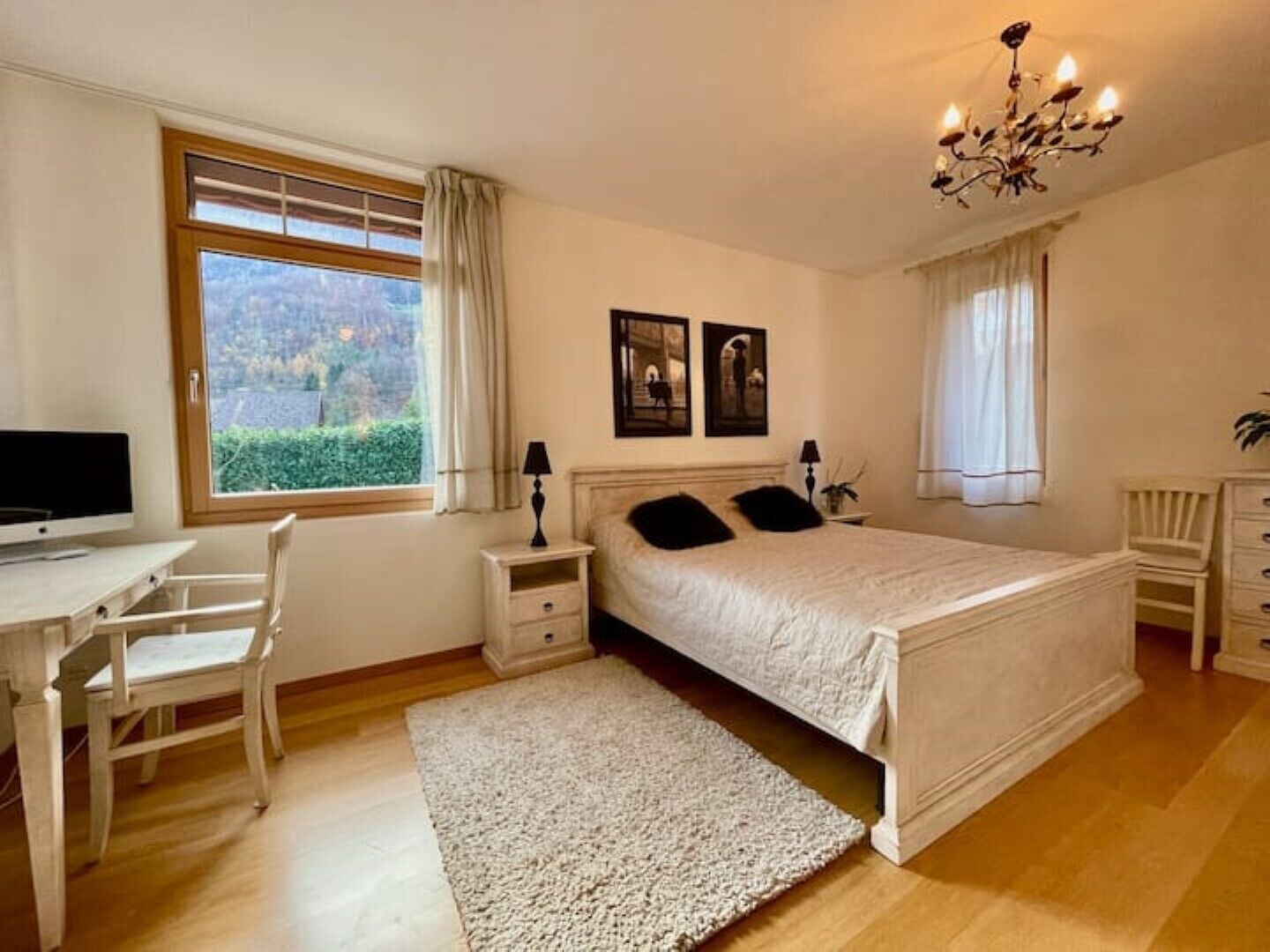 4 bedrooms, desk, iron/ironing board, travel crib