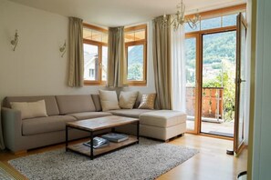 Smart TV, fireplace, stereo, computer monitors