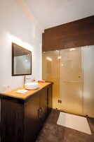 Deluxe Double Room | Bathroom