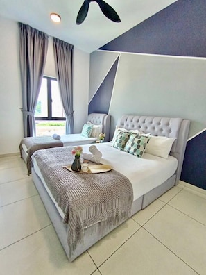 2 bilik tidur, meja, langsir/tirai gelap terus, seterika/papan seterika 
